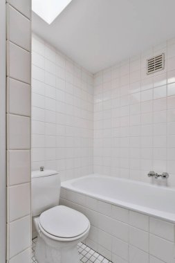 Küçük temiz tuvalet.