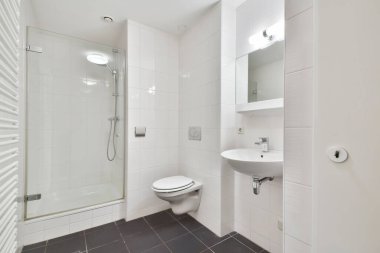 Küçük temiz tuvalet.