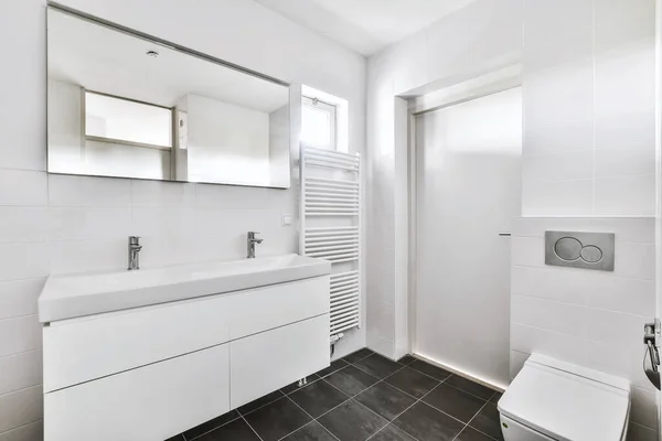 Design intérieur d'une salle de bain — Photo