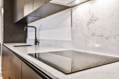 Gaz sobasını kapat ve arkaya doğru batır.