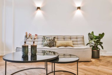 Şık bir kanepe ve masa.