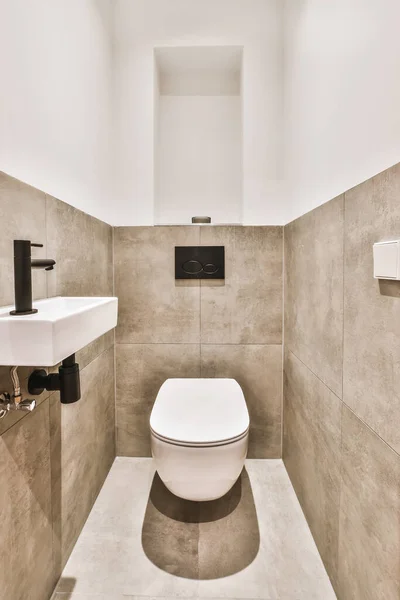 Маленька елегантна ванна кімната — стокове фото