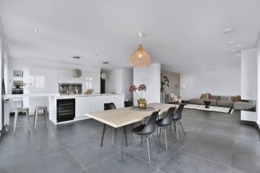 Parlak yemek odası.