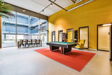 Bir binanın içinde.