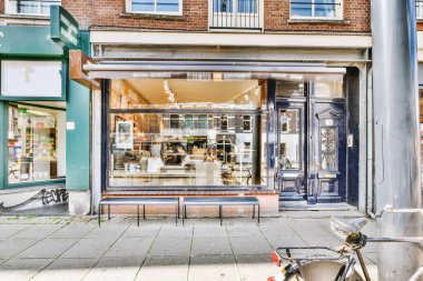 Binanın zemin katında dükkan var.