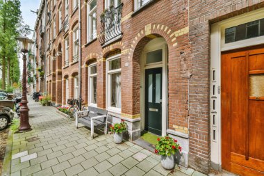 Binanın güzel giriş bölümü.