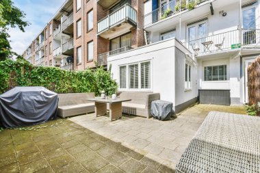 Rahat kanepeli bir avlu.