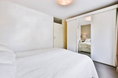 Zarif, rahat bir yatak odası.