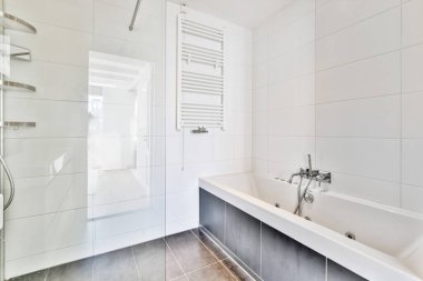 Mermer duvarlı banyo.