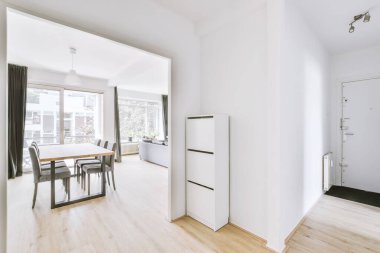 Masa ve sandalyeler ile rahat oda