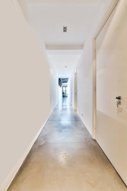 Uzun beyaz bir koridor.
