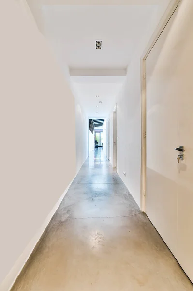 Большой белый коридор — стоковое фото
