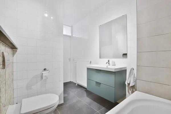 Bagno con pareti in marmo — Foto Stock