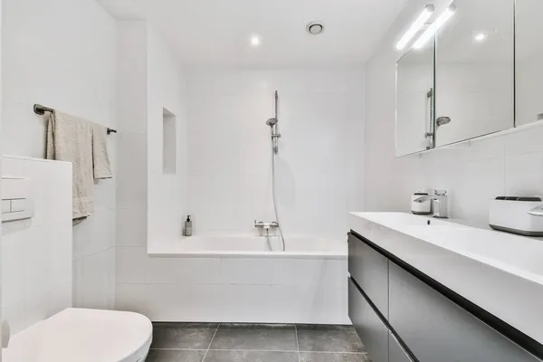 Ванная комната с мраморными стенами — стоковое фото