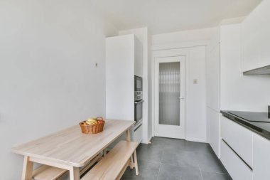 Masalı şık bir mutfak.