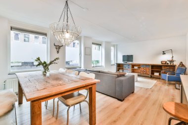 Parlak yemek odası.