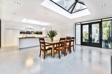 Geniş yemek odası.