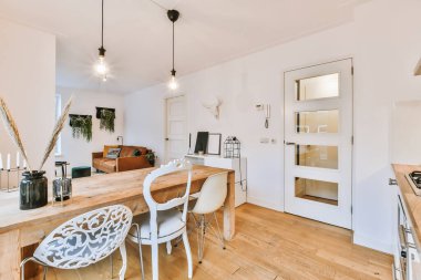 Modern yemek odası.