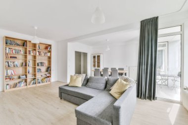 Kütüphaneli şık bir oturma odası.