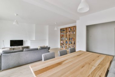 Şık bir oturma ve yemek odası.