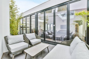 Güzel, rahat bir veranda.