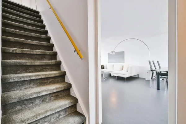 미니멀리즘 스타일의 계단 홀 — 스톡 사진