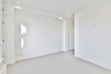 Penceresi olmayan parlak bir oda