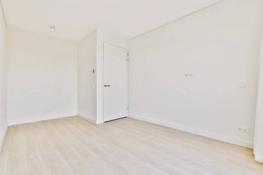 Mobilyası olmayan parlak bir oda.
