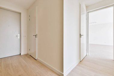 Mobilyası olmayan parlak bir oda.