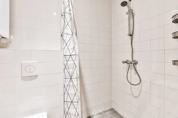 Acogedora ducha alta — Foto de Stock