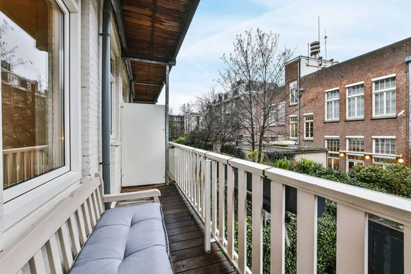 Prachtig balkon met fauteuil — Stockfoto