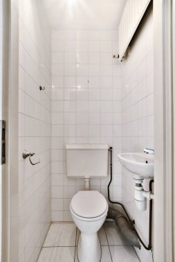 Küçük temiz tuvalet.