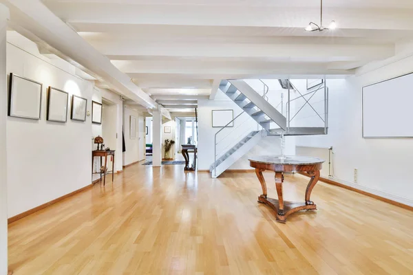 Stort vardagsrum med trappor — Stockfoto