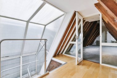 Tavan arasına çıkan rahat merdiven.