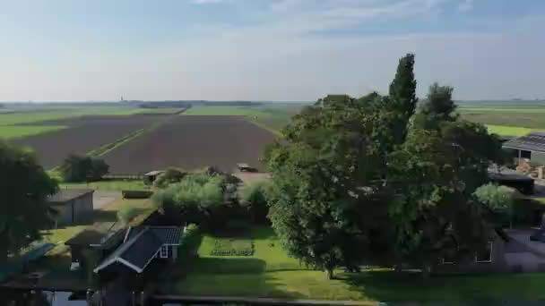 Luxe dorpshuis vlakbij het kanaal — Stockvideo