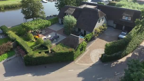 Luxe dorpshuis vlakbij het kanaal — Stockvideo