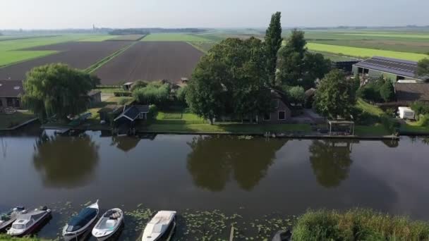 Розкішний сільський будинок біля каналу — стокове відео