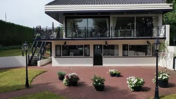 Luftbild eines modernen Vororthauses in den Niederlanden — Stockvideo