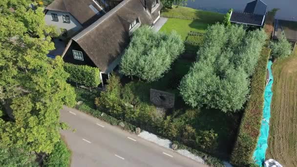 Casa di villaggio di lusso vicino al canale — Video Stock