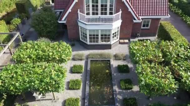 Luchtfoto van modern buitenhuis in Nederland — Stockvideo