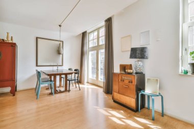 Güzel manzaralı rahat bir oda.