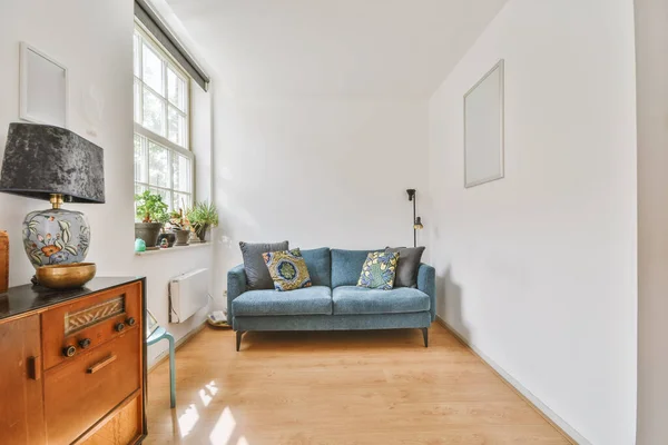 Mavi kanepeli şık bir oturma odası. — Stok fotoğraf