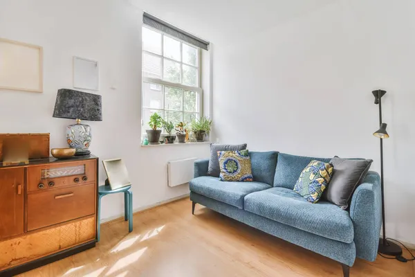 Elegante salón con un sofá azul —  Fotos de Stock