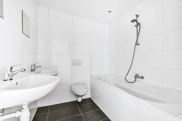 Светлая элегантная ванная комната — стоковое фото