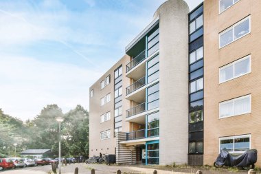 Dört katlı bir binanın manzarası