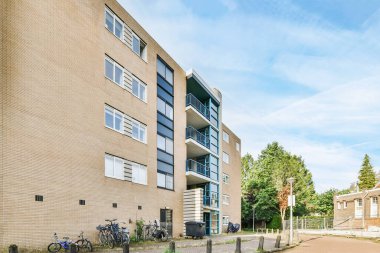 Dört katlı bir binanın manzarası