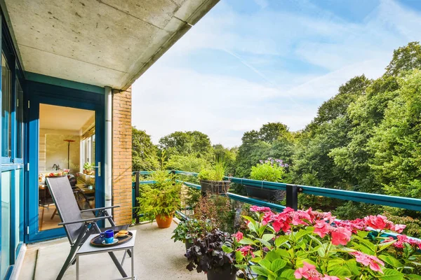 Grazioso balcone con tanto verde — Foto Stock