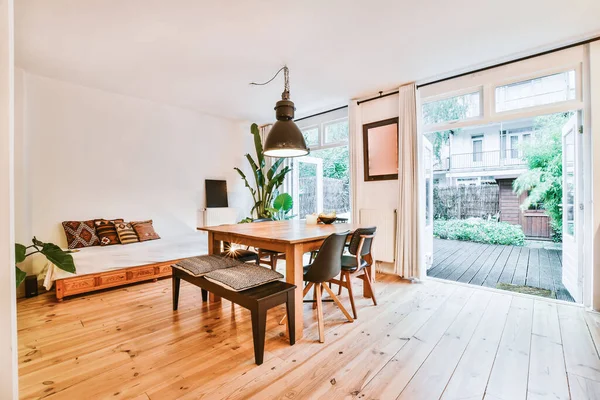 Modern yemek odası.