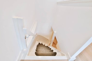 Parlak merdiven içi