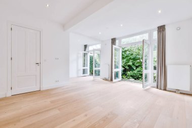 Kapıları açık büyük bir oda.